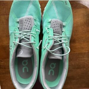 On cloud tennis shoes women size 9